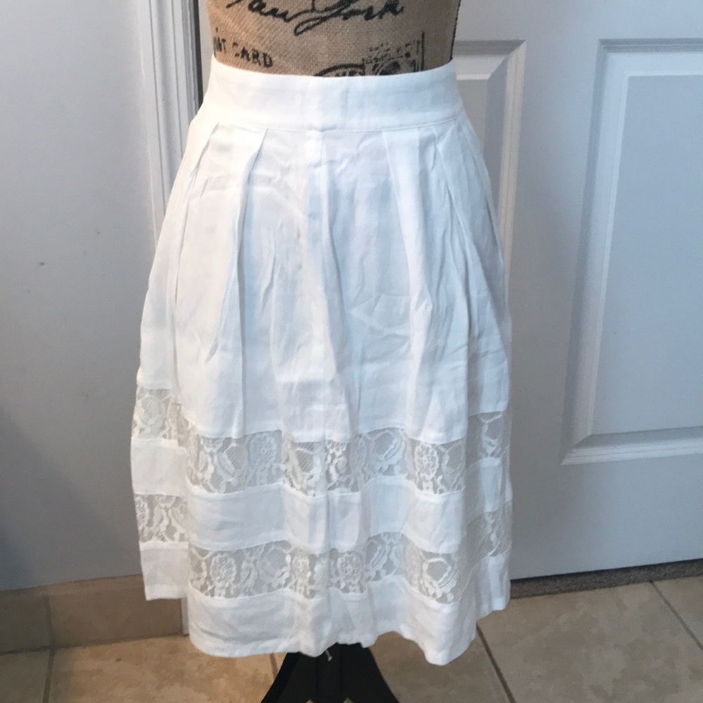 Women’s Forever 21 White Skirt, Size S. NWT